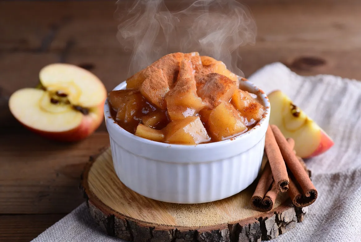 Plat : Compote de pommes à la cannelle