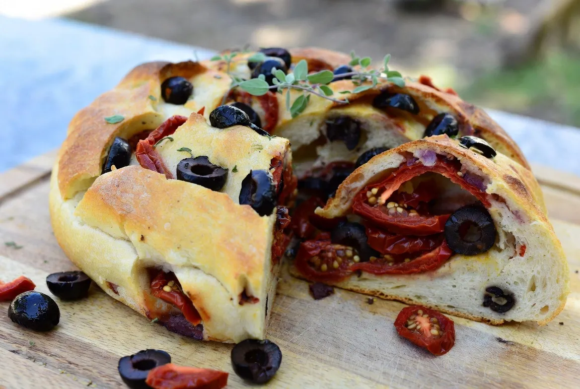 Plat : Pain méditerranéen olives-tomates