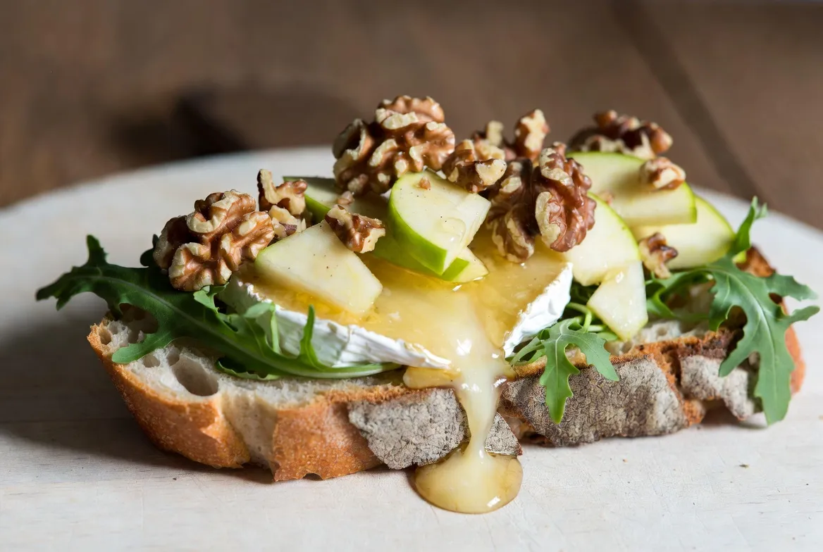 Plat : Tartine camembert pomme et noix