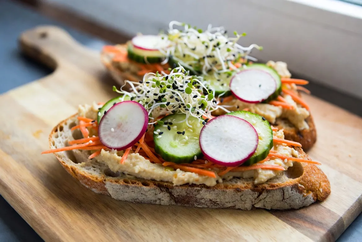 Plat : Tartine houmous et légumes croquants