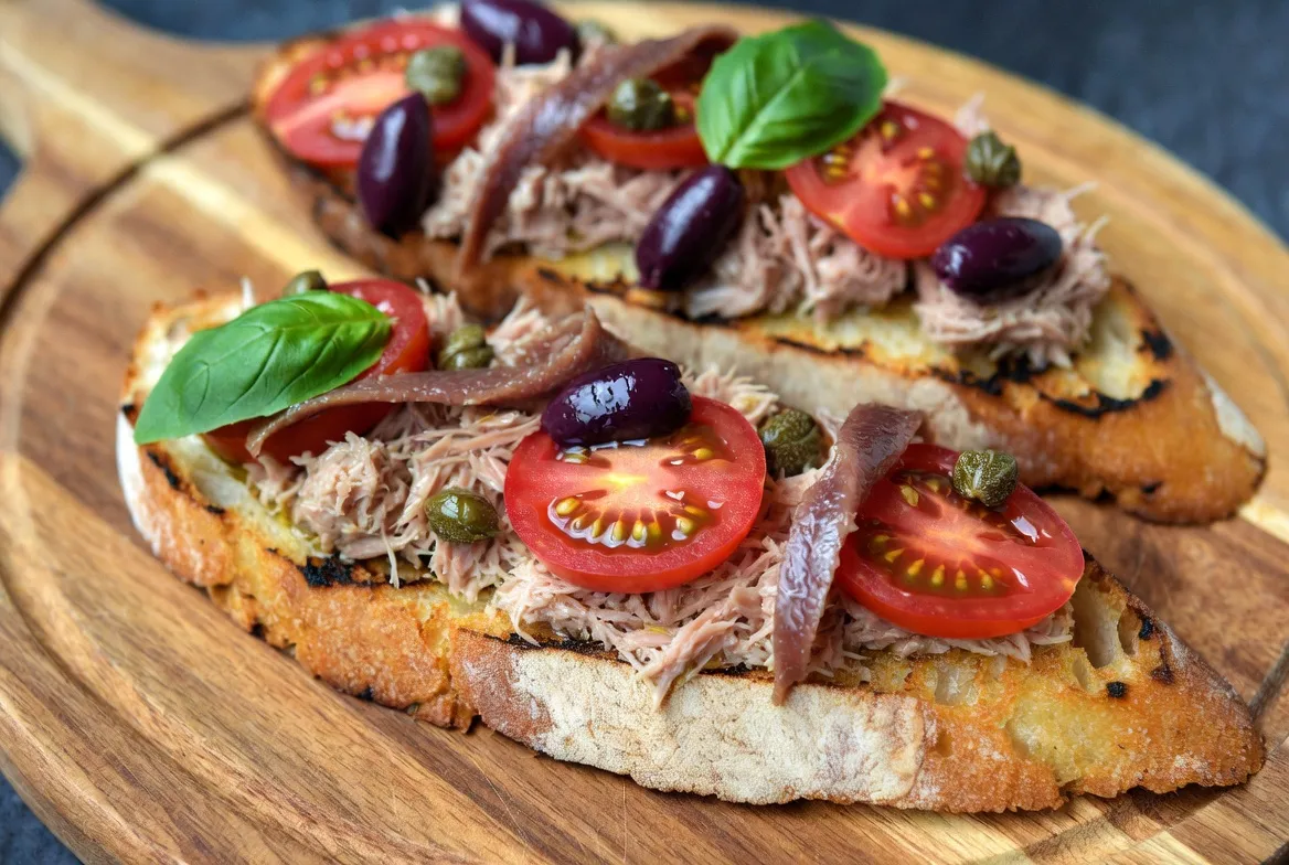 Plat : Tartine thon-tomate à la provençale